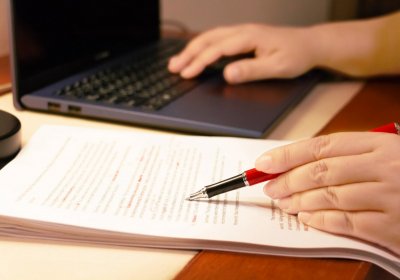 Jak przebiega proces korekty tłumaczenia dla pełnej satysfakcji klienta?