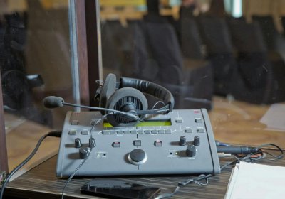 Jak tłumaczenia ustne mogą wspierać rozwój międzynarodowych konferencji?