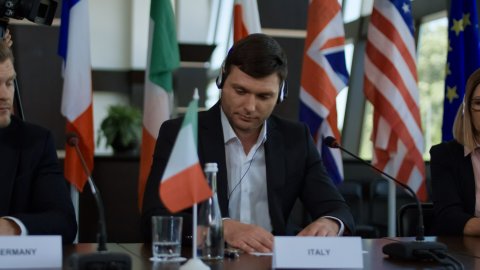 Rola tłumaczeń symultanicznych w międzynarodowych konferencjach