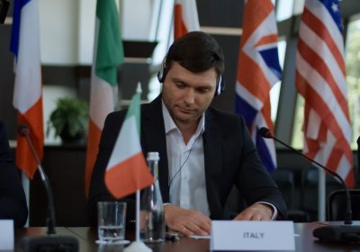 Rola tłumaczeń symultanicznych w międzynarodowych konferencjach